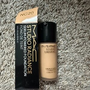 MAC
Studio Radiance Serum Powered Foundation